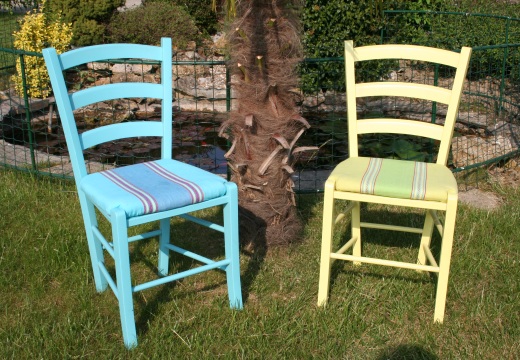 chaise basse de couleur bayadère